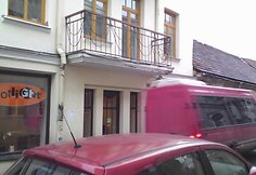 Štai kodėl mašinas galima statyti tik už atitinkamo ženklo: priešais bilietų automatą netgi mikroautobusai beveik kabina žemai įrengtą balkoną.