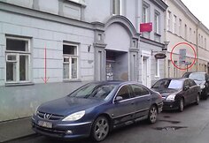 Kuriozas: 80 metrų sustoti draudžiančio ženklo galiojimo zona baigiasi tik šioje vietoje, maždaug už 15 metrų nuo mokamų vietų pradžios.