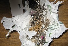 Pas tris lietuvius, įtariamus juvelyrinės parduotuvės apiplėšimu Suomijoje, rastas grobis.
