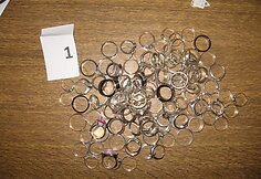 Pas tris lietuvius, įtariamus juvelyrinės parduotuvės apiplėšimu Suomijoje, rastas grobis.