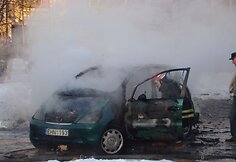 Užsidegęs A klasės „Mercedes“