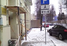 Pažeidėjo visureigis neįgaliųjų vietoje.