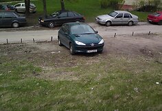 Pievoje įkalintas „Peugeot“
