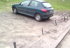 Pievoje įkalintas „Peugeot“