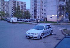 Automobilis VW, paliktas važiuojamojoje dalyje