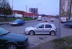Automobilis VW, paliktas važiuojamojoje dalyje