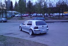 Automobilis VW, paliktas važiuojamojoje dalyje