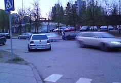 Automobilis VW, paliktas važiuojamojoje dalyje