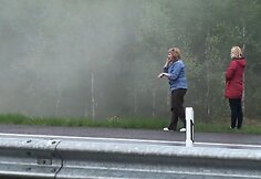 Panašu, kad šios keleivės spėjo laiku iššokti iš degančio BMW, netgi susirinko ir šalikelėje susidėjo kai kuriuos daiktus.