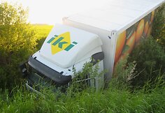 Sunkvežimis atsidūrė griovyje, jo vairuotojas nenukentėjo.