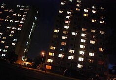 Jaunimas masiškai išėjo į balkonus ir atsidarė langus, šaukė, švilpė, skandavo Lietuvos vardą, traukė M.Mikutavičiaus dainą. Viena kita kompanija paleido fejerverkus.