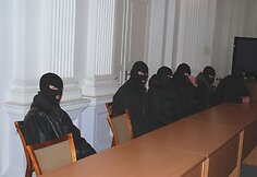 Keturi kaukėti pareigūnai saugojo abu brolius Bušinskus, kuriems taip pat leista dėvėti kaukes.