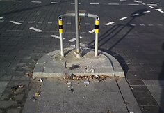 Užkeiktoji sostinės sankryža prie Seimo: čia beveik visada galima rasti automobilių nuolaužų.
