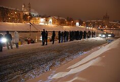 Visureigio traukimo i&scaron; Neries operaciją stebėjo gausus būrys smalsuolių.