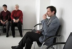Liudytojas A.Ponedelskis (kairėje) pastebėjo, kad sėdęs į kaltinamųjų suolą G.Gedminas radikaliai pakeitė įvaizdį: &bdquo;Anksčiau atrodė labiau pasitikintis savimi. Buvo užsiauginęs mažą barzdelę su ūsiukas, ir i&scaron; veido pilnesnis atrodė.&ldquo;