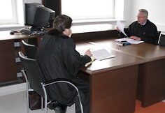 Prokuroras M.Barkauskas (kairėje) ir G.Gedmino advokatas ruo&scaron;iasi posėdžiui.