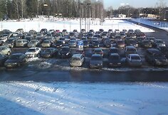 Sausakimšoje aikštelėje tvarkingai buvo išrikiuoti keli šimtai pakankamai gerų automobilių, ir tik šis sabas buvo paliktas per dvi vietas.