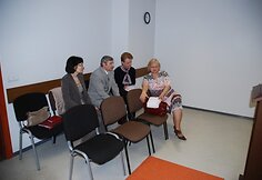 Posėdyje kartu su nukentėjusiais teisėjais dalyvavo lietuvių kalbos specialistė (kairėje), padėsianti teismui įvertinti kaltinamojo ra&scaron;ytų skundų turinį.