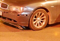 7-osios serijos BMW be ma&scaron;inos statymo jutiklių juostos buferyje.