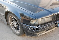 7-osios serijos BMW be ma&scaron;inos statymo jutiklių juostos buferyje.