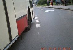 Troleibusas įžūliai lenkia dviratį