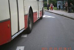 Troleibusas įžūliai lenkia dviratį