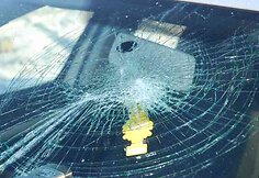 Pareigūnai džiaugėsi, kad priekinį stiklą sudaužė ne galvomis. Jie tikino, kad neprisisegus diržų &scaron;iuo automobiliu sudėtinga važiuoti, mat ausį rėžia įspėjamasis garsinis signalas.