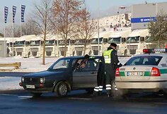 I&scaron;važinėdami policininkai dar stabtelėjo &scaron;nektelti su golfo vairuotoju.