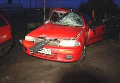 Per avariją sudaužytas 1995 m. laidos automobilis „Mazda 323“.