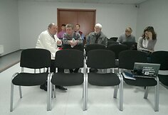 Į rytinę posėdžio dalį neatvykus nei nukentėjusiajai, nei kaltinamajam, nei procesą stebėjusiems studentams, teisme buvo ramu.