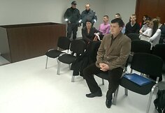 M.Kuprevičių atvesdino policija, popietę į posėdį atvyko ir E.Žiobienė (antrojoje eilėje).