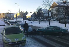 Fabijoniškių gatvės kelkraštyje stovi automobiliai, todėl po avarijos visa važiuojamoji dalis buvo užtverta.