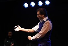 Arvydas Gaičiūnas, kaip jau įprasta, ėmėsi sudėtingesnių ir šokiruojančių triukų. Magas pjaunasi ranką.