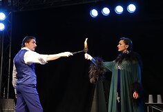 Tarp magų populiarus, klasikinis, tačiau visada įspūdingas „DiArchy“ teatro triukas su ugnimi.