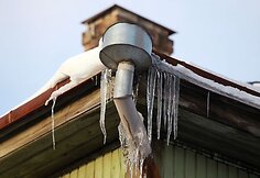 Sostinėje susirūpinta ant stogų atbrailų kabančiais lediniais varvekliais.