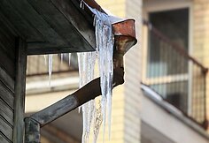 Sostinėje susirūpinta ant stogų atbrailų kabančiais lediniais varvekliais.