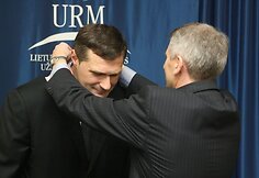 Virgilijų Alekną apdovanojo Užsienio reikalų ministras Vygaudas Ušackas