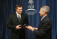 Virgilijų Alekną apdovanojo Užsienio reikalų ministras Vygaudas Ušackas