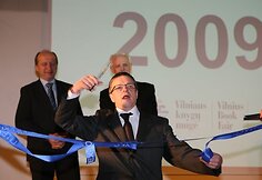 Remigijus Vilkaitis kultūros ministras, perkirpo 8 juosteles