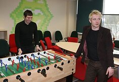 „Biplan“ žaidžia stalo futbolą.
