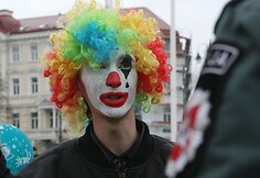 Vilniuje Toleranti&scaron;ko jaunimo asociacija ir piliečių judėjimas &bdquo;Už Lietuvą &ndash; visiems&ldquo; surengė teatralizuotą &bdquo;demokratijos laidotuvių&ldquo; eiseną.