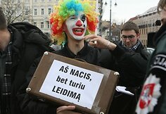 Vilniuje Toleranti&scaron;ko jaunimo asociacija ir piliečių judėjimas &bdquo;Už Lietuvą &ndash; visiems&ldquo; surengė teatralizuotą &bdquo;demokratijos laidotuvių&ldquo; eiseną.
