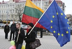 Vilniuje Toleranti&scaron;ko jaunimo asociacija ir piliečių judėjimas &bdquo;Už Lietuvą &ndash; visiems&ldquo; surengė teatralizuotą &bdquo;demokratijos laidotuvių&ldquo; eiseną.