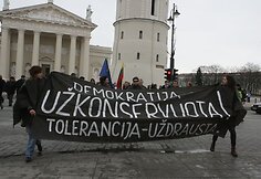 Vilniuje Toleranti&scaron;ko jaunimo asociacija ir piliečių judėjimas &bdquo;Už Lietuvą &ndash; visiems&ldquo; surengė teatralizuotą &bdquo;demokratijos laidotuvių&ldquo; eiseną.