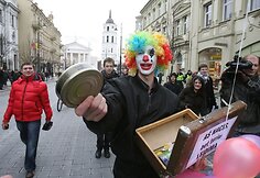 Vilniuje Toleranti&scaron;ko jaunimo asociacija ir piliečių judėjimas &bdquo;Už Lietuvą &ndash; visiems&ldquo; surengė teatralizuotą &bdquo;demokratijos laidotuvių&ldquo; eiseną.