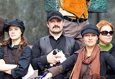 Naują sezoną Keistuolių teatras pristatė žygiu su dviračiais.