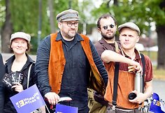 Naują sezoną Keistuolių teatras pristatė žygiu su dviračiais.