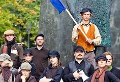 Naują sezoną Keistuolių teatras pristatė žygiu su dviračiais.