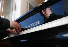 Žiūrovus pasitiko gyva fortepijono muzika