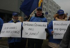 Piketuotojai apgulė teismo rūmus, kur teisiami riau&scaron;ėmis virtusio mitingo organizatoriai 